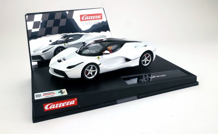 Carrera 27478 - La Ferrari White - Click Image to Close